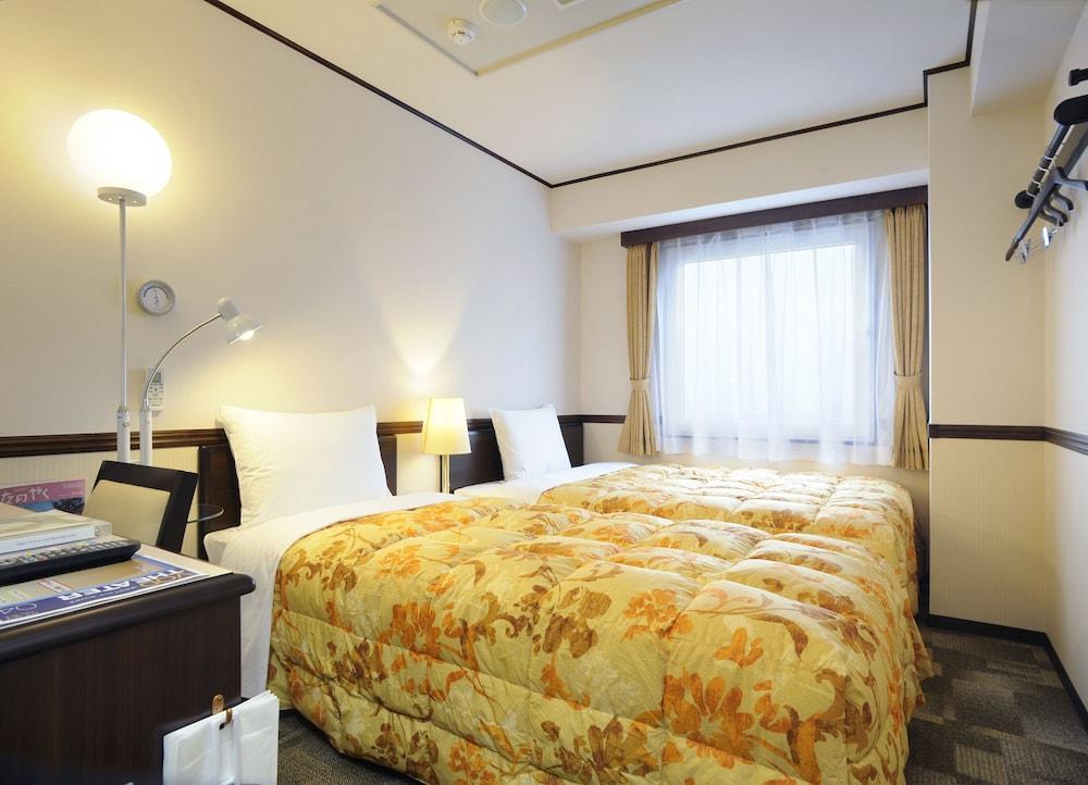 Toyoko Inn Okayama Eki Nishi Guchi Hiroba Exterior foto